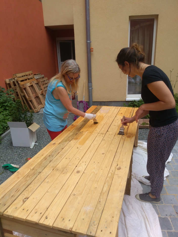 Two women refurbish a garden table - © Street Nurses