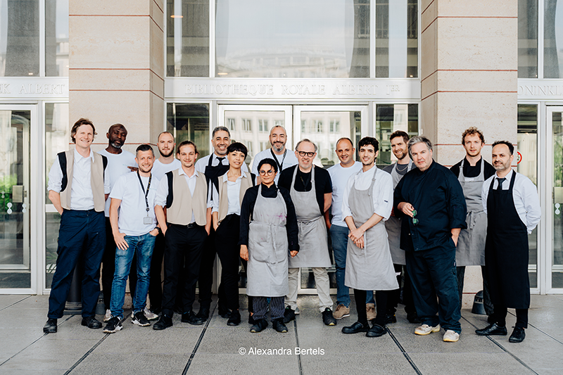 Filip Fransen is standing left of the rest of the Witlof catering team in front of the entrance of the Albertine restaurant in Brussels